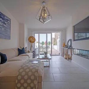  Holiday home Luxury Park Street Swansea Sleeps 6